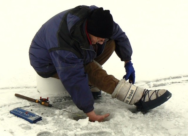 - Lód ma ponad 20 cm grubości  - mówi wędkarz Stanisław Wołodkowicz.