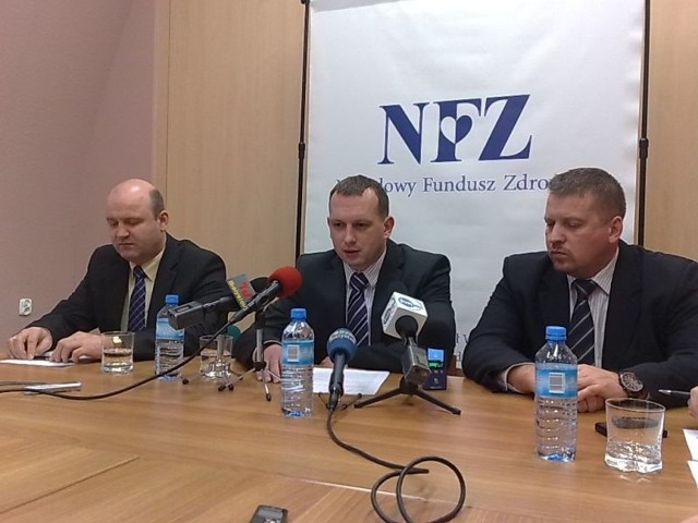 (w środku) jest szefem NFZ