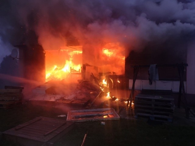 Pożar w Bodzechowie. Nie żyje 36-letni mężczyzna. Drewniany dom spłonął niemal doszczętnie [ZDJĘCIA]