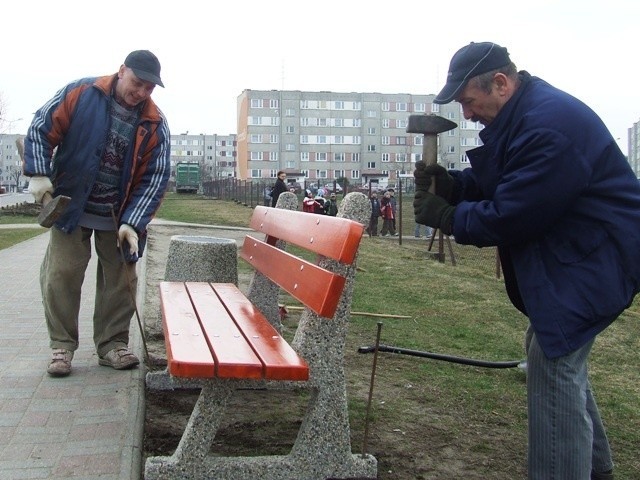 Montaż ławek przy ulicy Konopnickiej.