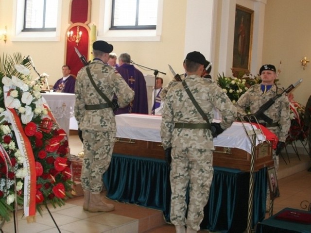 Ceremonia pogrzebowa odbyła się zgodnie z ceremoniałem wojskowym, w asyście kompanii honorowej oraz orkiestry wojskowej.