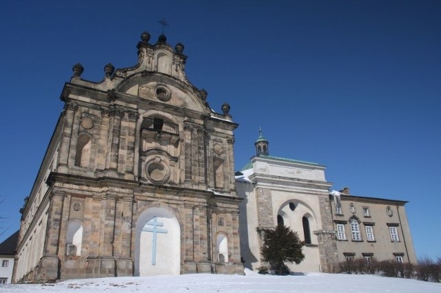 Mężczyzna w drodze na Święty Krzyż pozbywał się kolejnych części garderoby.