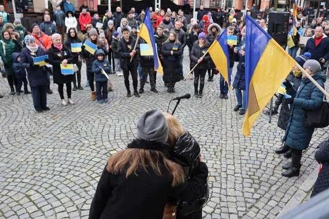 W południe w niedzielę, 6 marca na leszczyńskim rynku odbyła się - kolejna już - manifestacja poparcia dla walczącej Ukrainy. Uczestniczyli w niej nie tylko mieszkańcy Leszna i okolic, lecz również obywatele ukraińscy, w tym również uchodźcy, którzy w ostatnich dniach przybyli do naszego miasta. Były łzy, gesty solidarności. Na koniec zabrzmiał najpierw ukraiński, a później polski hymn. Zobacz zdjęcia --->