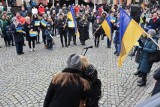 Manifestacja poparcia dla walczącej Ukrainy na rynku w Lesznie [ZDJĘCIA]