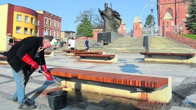 Robotnicy zatrudnieni przez wykonawcę inwestycji próbowali plamy z farby z betonowych kostek zmyć. Efekt jednak jest mizerny. Większość płytek pod ławkami trzeba będzie wymienić