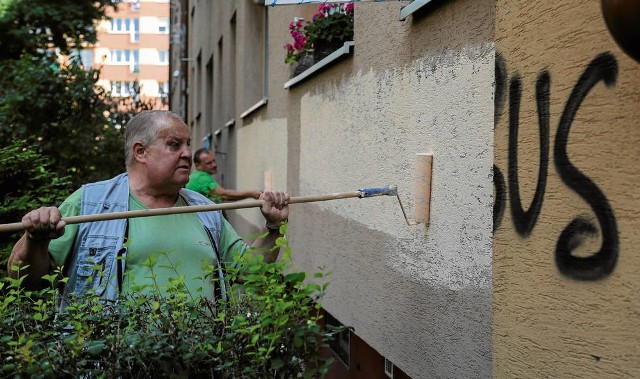 Przez cały rok Pogromcy Bazgrołów usuwali pseudograffiti z krakowskich budynków