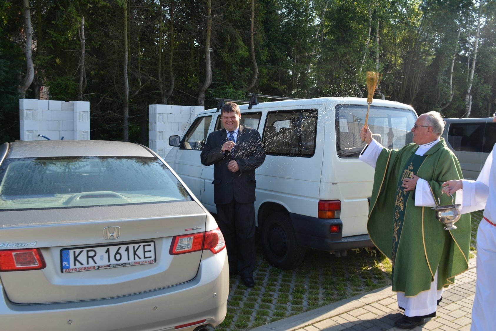 Nowy Targ. Księża święcą pojazdy w uroczystość św