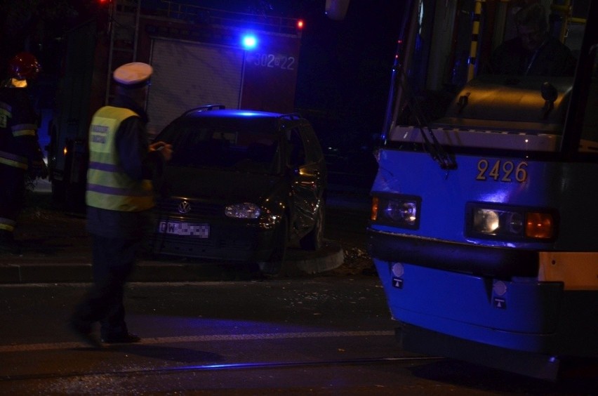 Wrocław: Wypadek na Sienkiewicza. Volkswagen zderzył się z tramwajem (ZDJĘCIA)