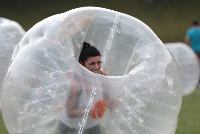 W tym roku po raz pierwszy w historii Bachanaliów odbył się Turniej FootBubbleBall. To piłka nożna z ogromnym przymrużeniem oka. Gracze są umieszczeni w wielkich, dmuchanych piłkach, którymi zderzają się ze sobą. To właśnie zderzenia powodują, że na boisku trwa prawdziwa walka o piłkę.