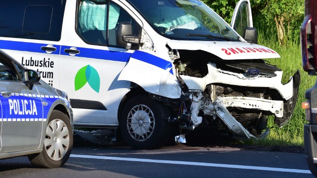 Osobówka zderzyła się z ambulansem 