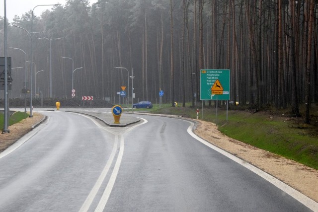 Od kilku dni można jeździć obwodnicą Włoszczowy. Najważniejsza inwestycja drogowa ostatniego półwiecza we Włoszczowie została oddana do użytku 22 grudnia. Tuż po Nowym Roku przejechaliśmy całą, blisko 7,5-kilometrową trasę, od wjazdu na obwodnicę z kierunku Kielc do wyjazdu w kierunku Częstochowy, niedaleko stacji kolejowej Włoszczowa Północ i sfotografowaliśmy cały objazd Włoszczowy. Zapraszamy do oglądania zdjęć.Licząca 7,4 kilometra obwodnica poprowadzona została nowym śladem poza miastem, po jego południowej stronie, głównie przez pola uprawne oraz odcinki leśne. Rozpoczyna się ona, jadąc od strony Kielc, rondem na drodze wojewódzkiej numer 786 w miejscowości Belina. Potem biegnie przez las do drogi wojewódzkiej numer 742 (ulicy Jędrzejowskiej), gdzie również powstało rondo. Skrzyżowanie łączy obwodnicę z ulicą Wiśniową, a następne rondo z drogą wojewódzką numer 786 (ulica Czarnieckiego) wiodącą już na Częstochowę. Końcowy odcinek obwodnicy zamyka skrzyżowanie (typu rondo) z ulicami Koniecpolską i Śląską, które znajduje się w niedalekiej odległości od stacji kolejowej Włoszczowa Północ, na której zatrzymują się między innymi pociągi Intercity.WIĘCEJ NA NASTĘPNYCH SLAJDACH >>>>>>>>>>>>>