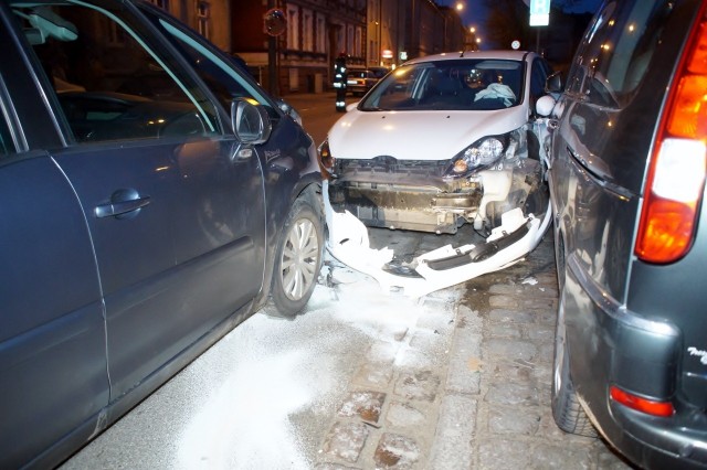 W poniedziałek (7 stycznia) po godzinie 15 doszło do kolizji na ulicy Mickiewicza w Słupsku. W zdarzeniu uszkodzone zostały cztery samochody. Jedna osoba ucierpiała. Kobieta w ciąży została odwieziona do słupskiego szpitala. Policja wyjaśnia okoliczności kolizji.