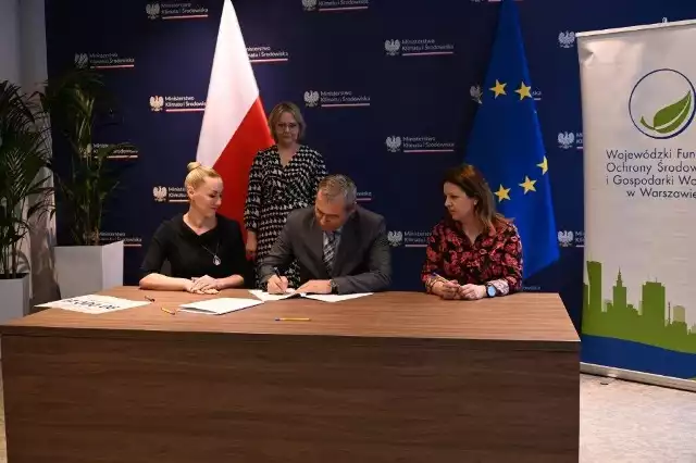 W środę, 5 kwietnia przedstawiciele gminy Jastrząb gościli w Ministerstwie Klimatu i Środowiska w Warszawie, w obecności minister Anna Moskwa, podpisano umowę dotacyjną na budowę ścieżki przyrodniczo-edukacyjnej w Jastrzębiu.