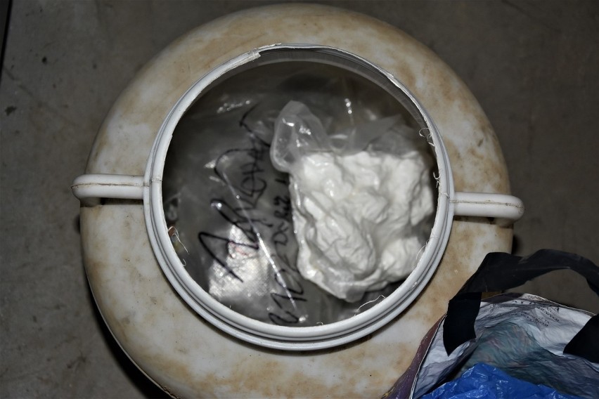 Policjanci zabezpieczyli blisko 5 kg narkotyków. 21-latek trzymał je w domu i w garażu [ZDJĘCIA]
