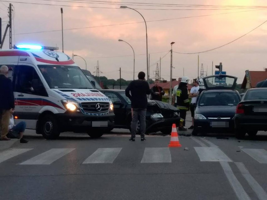 Dwa wypadki w Sędziszowie Małopolskim. Zderzyły się dwa ople i skoda oraz opel i renault 