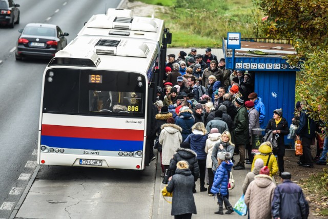 Bydgoski zarząd dróg wprowadza bowiem 31 października, od godz. 20, zmiany w organizacji ruchu wokół nekropolii. Zanim wybierzemy się w drogę, warto więc sprawdzić, co się zmieniło. Więcej na kolejnych zdjęciach >>>1 listopada wszyscy pasażerowie mogą podróżować komunikacją miejską bezpłatnie. Na wielu liniach będą kursować bardziej pojemne  pojazdy, większa będzie też częstotliwość kursów. Kursują już też linie specjalne : linia nr 107 zapewni dojazd od ul. Wyścigowej na Wiślaną i do pętli Przylesie. Linia nr 108 połączy Kapuściska przez Trasę Uniwersytecką z cmentarzem na Bielawach i osiedlem Leśnym. Linia nr 109 zapewniać ma bezpośrednie połączenie Fordonu przez trasę WZ z Osową Górą. Specjalną linią nr 110 z Błonia dojedziemy na cmentarze znajdujące się w sąsiedztwie  ul. Pileckiego i Artyleryjskiej. Flesz - wypadki drogowe. Jak udzielić pierwszej pomocy?