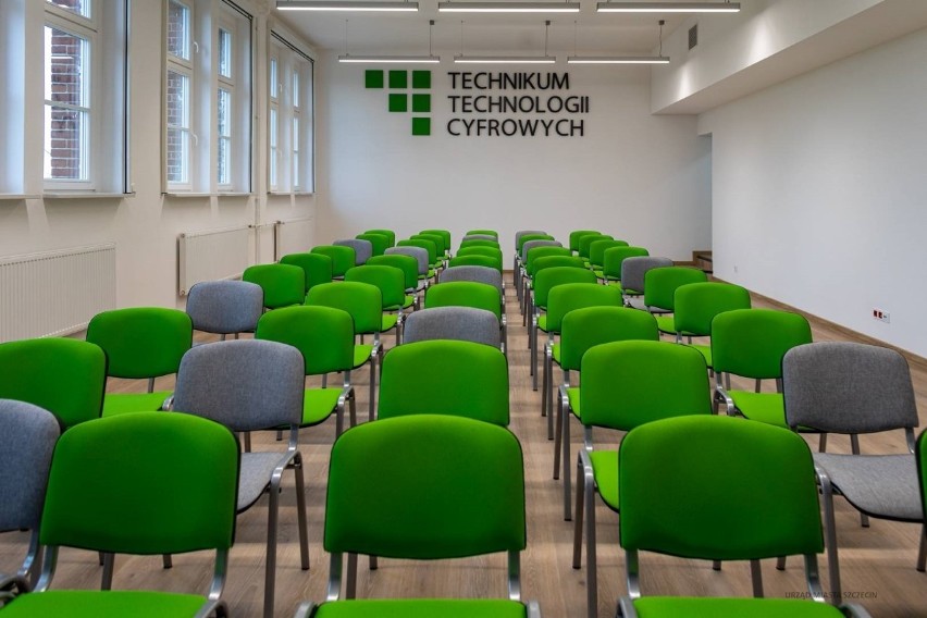 Nowoczesne poddasze Technikum Technologii Cyfrowych w Szczecinie po remoncie
