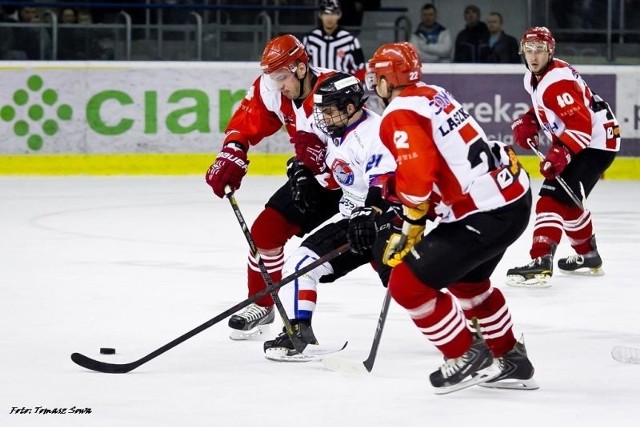 Rafał Ćwikła (w masce z "kratą&#8221;) do Sanoka wrócił przed tym sezonem, po grze w Podhalu Nowy Targ oraz w Skandynawii. W bieżących rozgrywkach ligowych w 22 ligowych meczach zdobył 12 punktów za 5 bramek i 7 asyst.