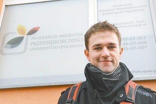 – Ten staż to dla mnie wielka szansa – mówi Dymitr Bukin, absolwent biologii na UO. Będzie pracował w Wojewódzkim Centrum Medycznym. (fot. Paweł Stauffer)