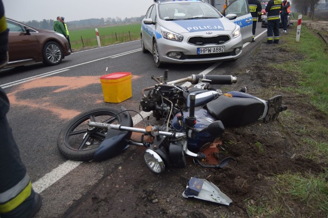 Do wypadku na drodze krajowej nr 11 w miejscowości Turowo doszło około godz. 16:40. Na rogatkach Szczecinka motocyklista zderzył się z osobowym audi. Z relacji kierowcy audi wynika, że motocyklista chciał chciał przejechać w poprzek drogę, by wjechać w poczną drogę w kierunku trwającej tam budowy. Jak twierdzi nie było szans by uniknąć zderzenia. Kierowca motocykla doznał złamania otwartego nogi. Na drodze są utrudnienia, wprowadzono ruch wahadłowy.
