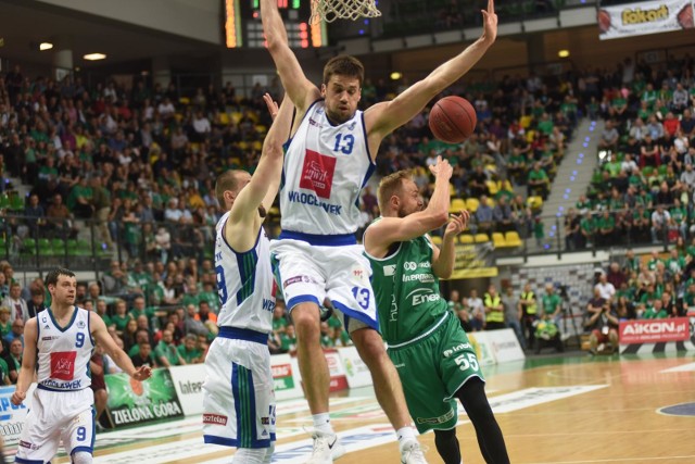 Anwil Włocławek po raz pierwszy od pięciu lat wygrał w Zielonej Górze i to w bardzo dobrym momencie. Doprowadził w ten sposób do remisu 2-2 w półfinale Energa Basket Ligi. Decydujący mecz w poniedziałek we Włocławku,