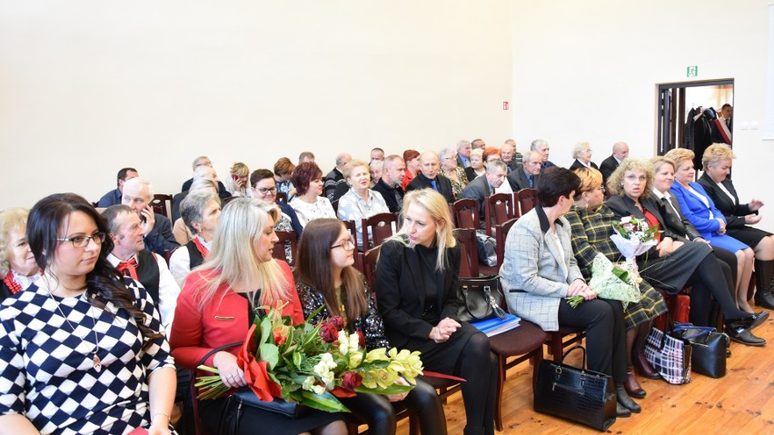 Pierwsza sesja Rady Miejskiej w Kunowie. Ślubowanie burmistrza Lecha Łodeja i radnych. Nowym przewodniczącym Rady Miejskiej został Piotr Bek