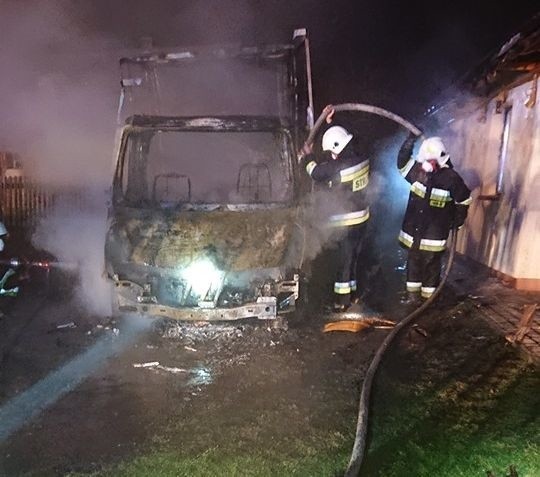 Pożar w Nowej Wsi. Samochód spłonął, dom strażacy zdołali uratować! [ZDJĘCIA]