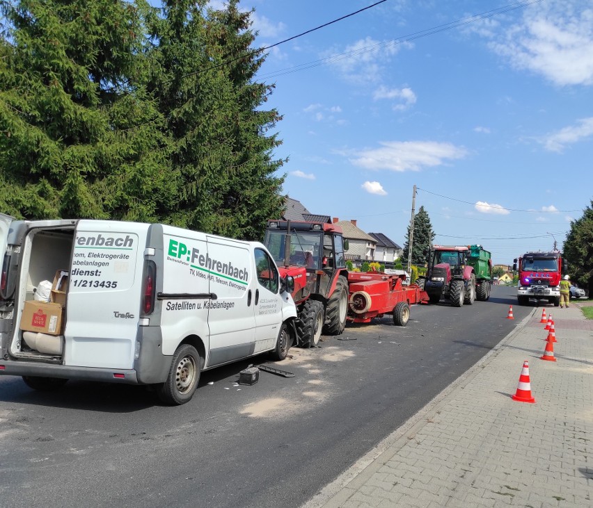 Zderzenie traktora z busem w Osieku