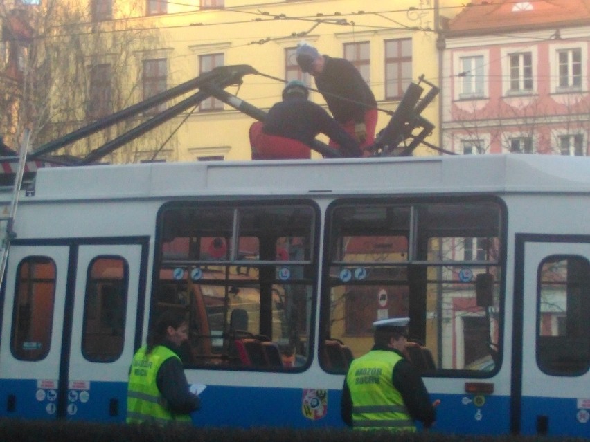 Złamany pantograf w tramwaju linii 15 na Kazimierza...