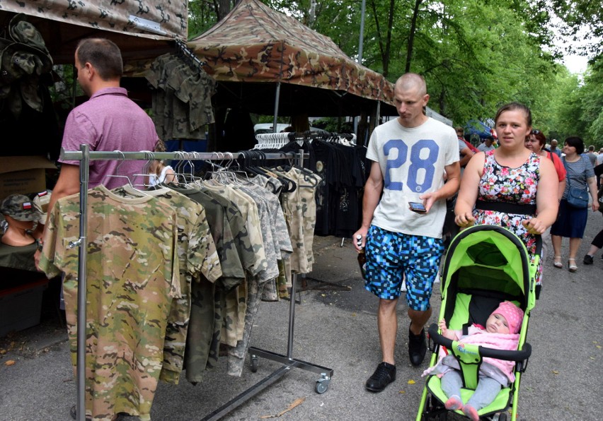 Pasjonaci militariów z całego regionu w Nowej Dębie! [ZDJĘCIA]