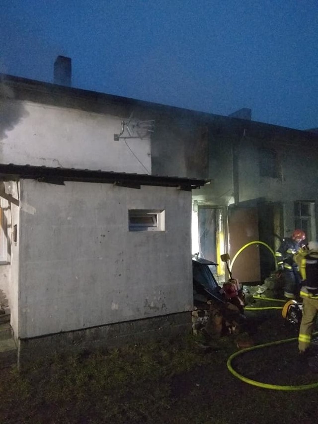 Dziś, przed godziną 8 rano, doszło do pożaru mieszkania z Mirosławcu (powiat wałecki). Niestety nie udało się uratować lokatorów. Śmierć poniosły dwie osoby. Zobacz także: Koszalin: Tragiczny wypadek na drodze krajowej nr 6