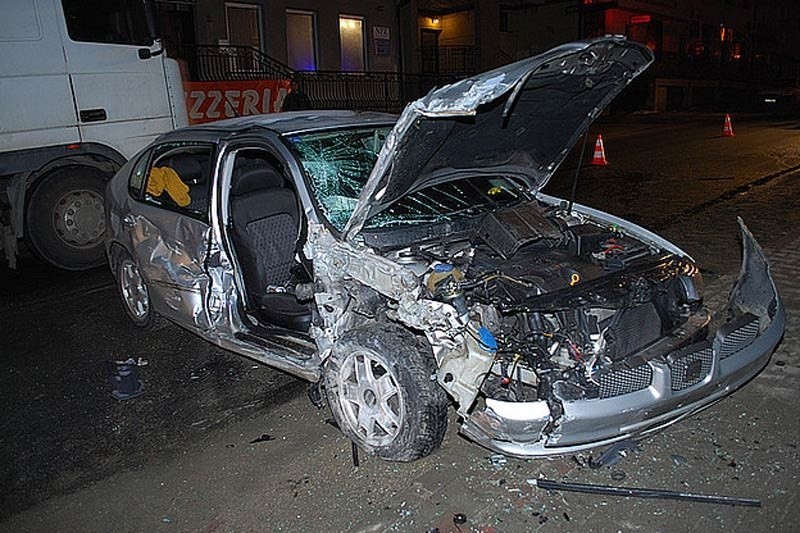 20-latka straciła panowanie nad autem w Nowym Żmigrodzie. Cztery osoby ranne