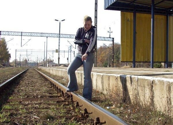 Aleksandra Polak wskazuje miejsce, w którym 17-latka &quot;przejechał&quot; pociąg.