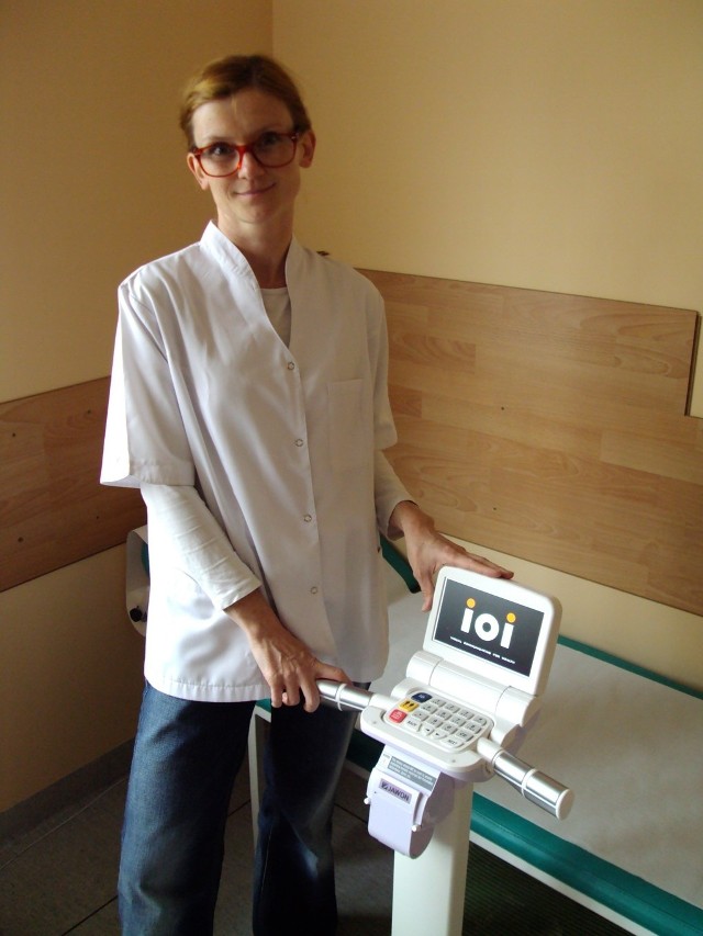 Dorota Wawrzycka, dietetyk w przychodni Artimed NZOZ, prezentuje nowoczesną aparaturę, dzięki której można ustalić optymalną dietę dla każdego pacjenta.