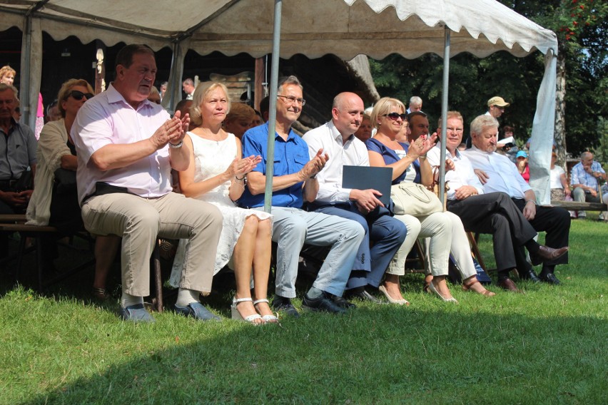 Święto miodu w Wygiełzowie. Pszczelarze pochwalili się swoimi pasiekami. Wybrano najpiękniejsze [ZDJĘCIA]