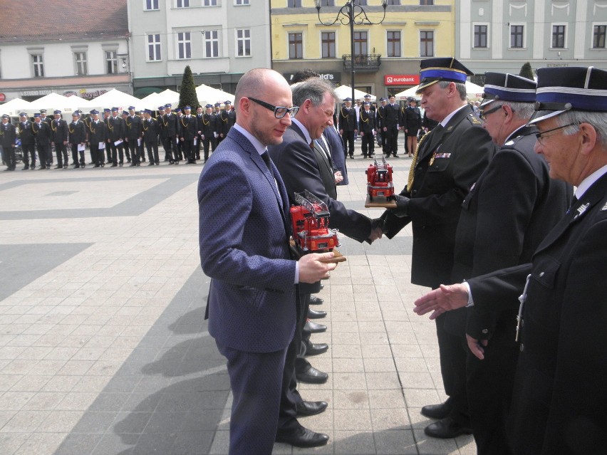 Uroczysty apel z okazji Dnia Strażaka na rynku w Rybniku