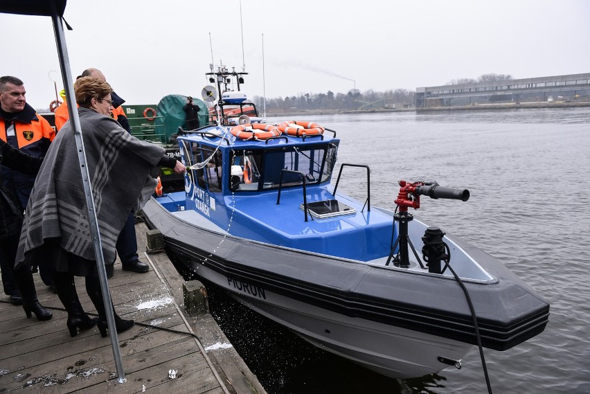 Dwie łodzie i centrum bezpieczeństwa w porcie gdańskim