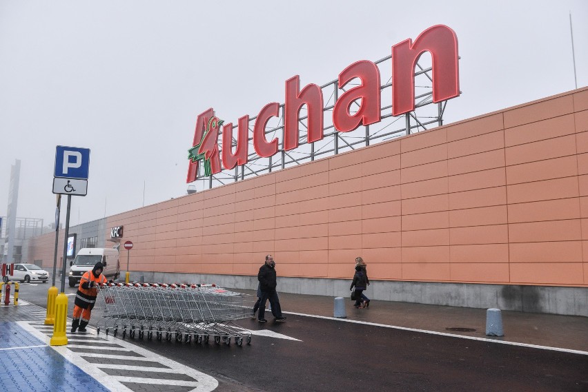 Dobrze znane hipermarkety Auchan i Carrefour oferują na 2000...