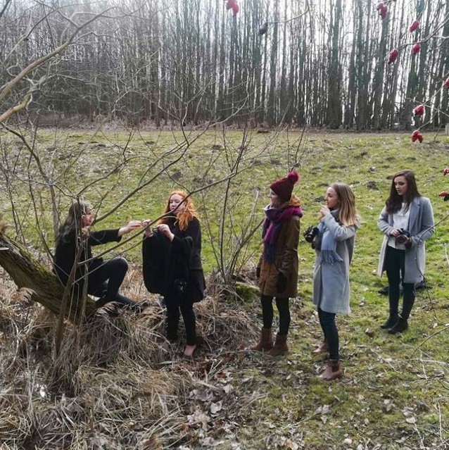 Podczas warsztatów fotograficznych w terenie studenci...