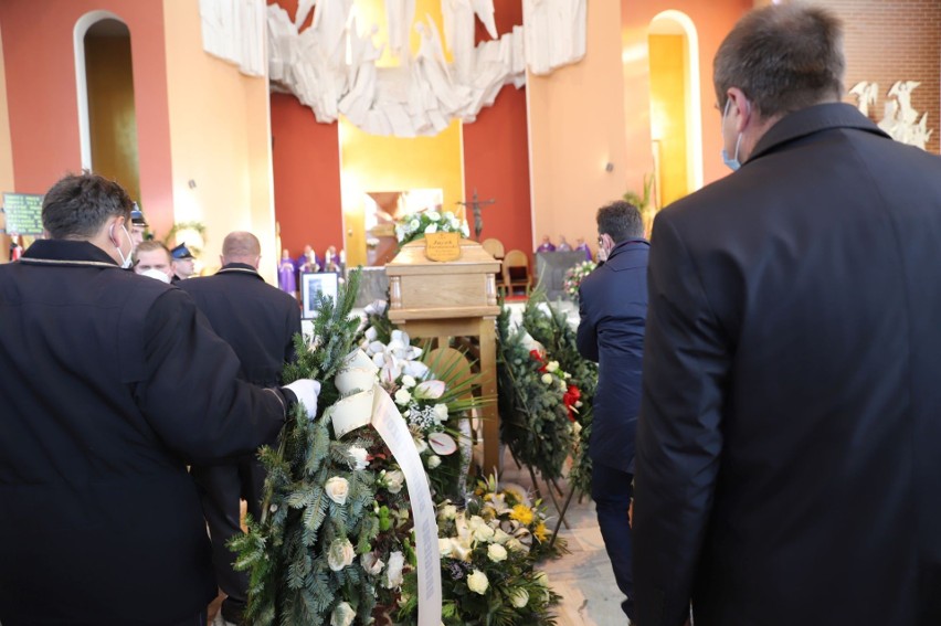 Tłumy pożegnały zmarłego burmistrza Połańca. Wzruszający pogrzeb Jacka Tarnowskiego (ZDJĘCIA)