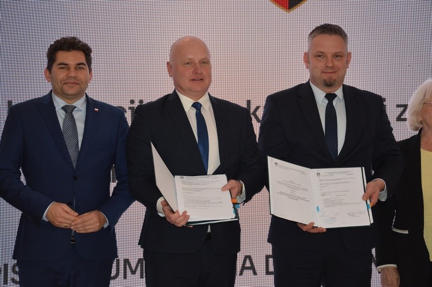 Po podpisaniu umowy prezes MZK Radosław Sagatowski i Dominik...