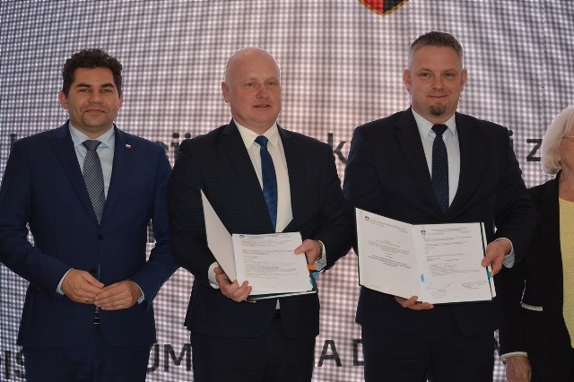 Po podpisaniu umowy prezes MZK Radosław Sagatowski i Dominik Bąk - wiceprezes Zarządu Narodowego Funduszu Ochrony Środowiska i Gospodarki Wodnej