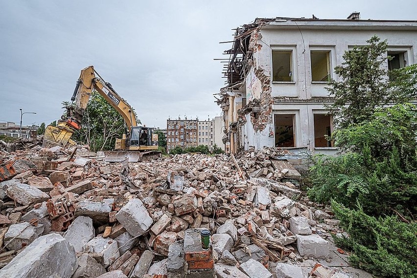 Budują przy zajezdni we Wrocławiu. Kończy się rozbiórka dawnego przedszkola (ZDJĘCIA)