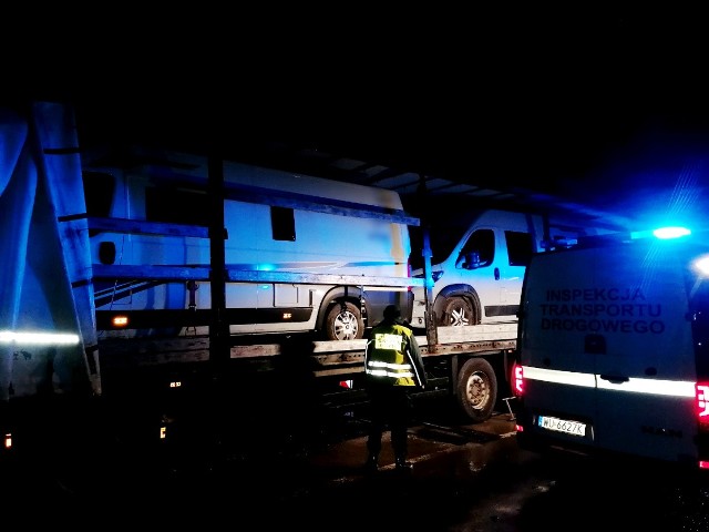 W czwartek (17 lutego) funkcjonariusze z Wojewódzkiego Inspektoratu Transportu Drogowego w Białymstoku zatrzymali w Jeżewie litewską ciężarówkę. W ramach przewozu drogowego z Niemiec na Litwę były nią przewożone dwa busy typu kamper.