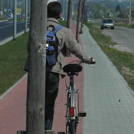 Słupy na środku ścieżki przy ul. Kasprzaka to temat do żartów rowerzystów z całej Polski. Jeśli śladem Aleksandra K., pójdą inni rowerzyści, którzy mieli bliskie spotkanie ze słupem, to miasto znowu będzie płacić.