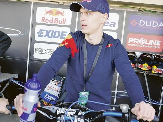 Jarosław Hampel jest wychowankiem Polonii Piła, 17 kwietnia skończy 30 lat. Mistrz świata juniorów i od dwóch lat na podium Grand Prix. Żonaty, ma córkę.