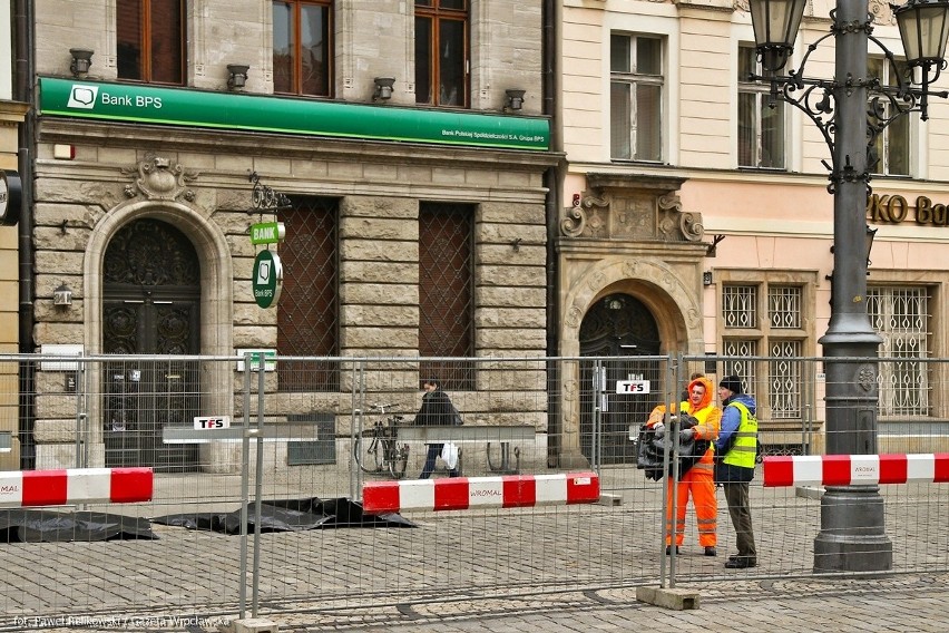 Wrocław: W Rynku budują szpilkostradę. Już zdejmują starą kostkę (ZDJĘCIA)