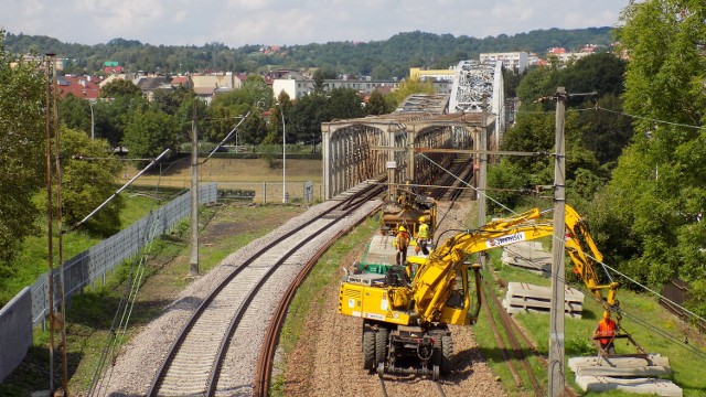 Koszt budowy nowego mostu kolejowego w Przemyślu wyniesie ok. 40 mln złotych. Kolej ma już zabezpieczone pieniądze. Inwestycja ma być zrealizowana ok. 2020 r. Nz. remont torów koło mostu.