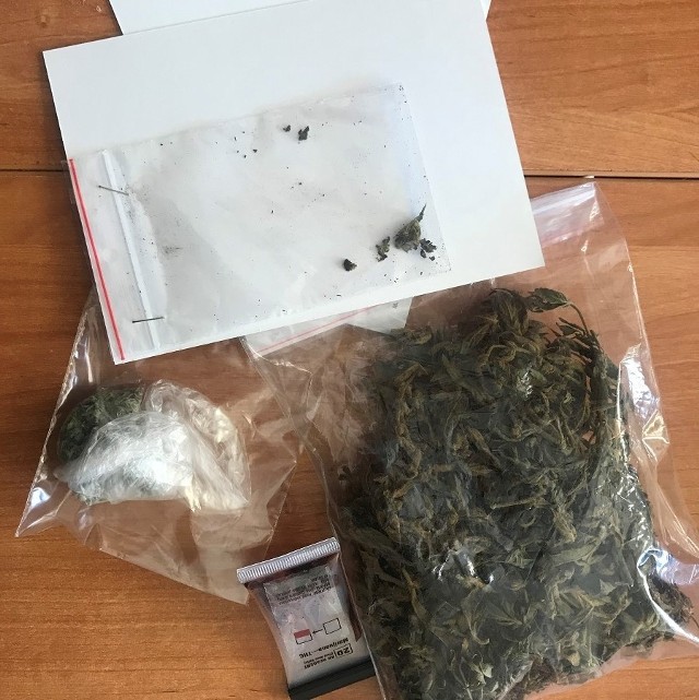 W kurtce mężczyzny policjanci znaleźli pudełko, a w nim  woreczki z marihuaną