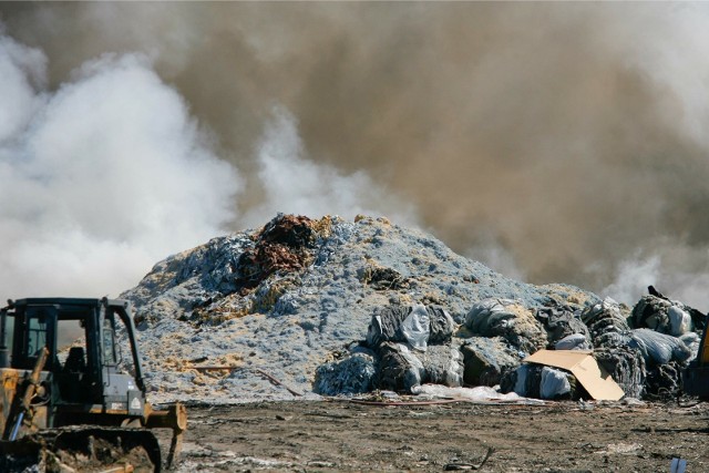 Metodą na pozbycie się niebezpiecznych odpadów coraz częściej są podpalenia